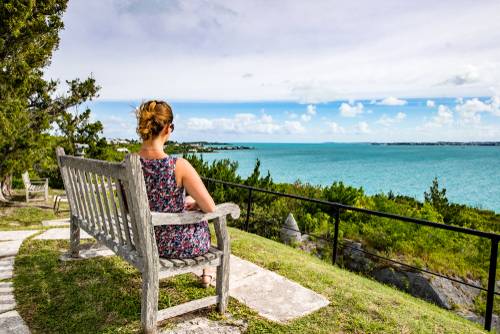 Jente på benk, Hamilton Island Bermuda