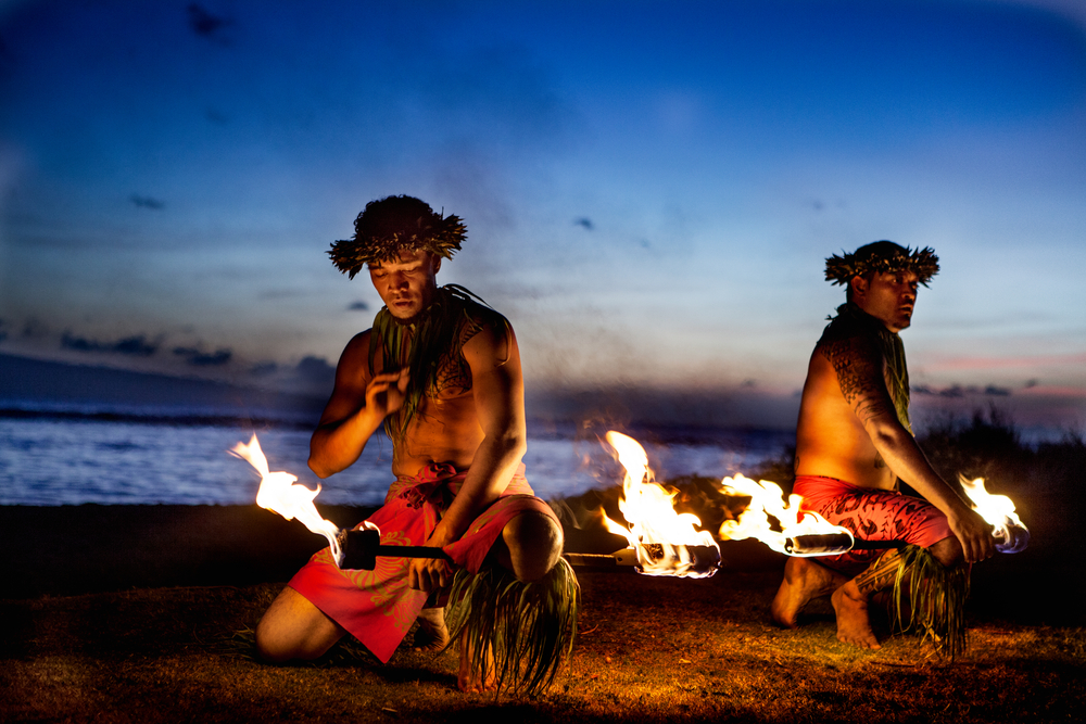 Two,Hawaiian,Men,Preparing,To,Dance,With,Fire,In,Maui